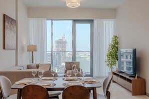 Deluxe Apartment, Balcony, Canal View | Makan dalam bilik