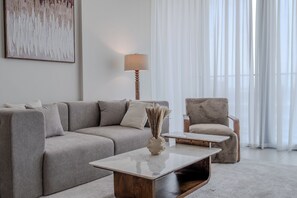 Căn hộ Deluxe, ban công, quang cảnh kênh | Khu phòng khách | Smart TV 55-inch có truyền hình kỹ thuật số 