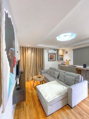 Apartment, 1 Bedroom, Smoking, Balcony | Ruang tamu