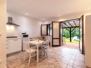 Kjøleskap, mikrobølgeovn og kjøkkenutstyr