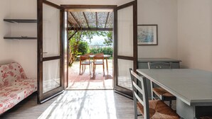 Una cocina moderna con comedor, espacio abierto y vista a zonas verdes.