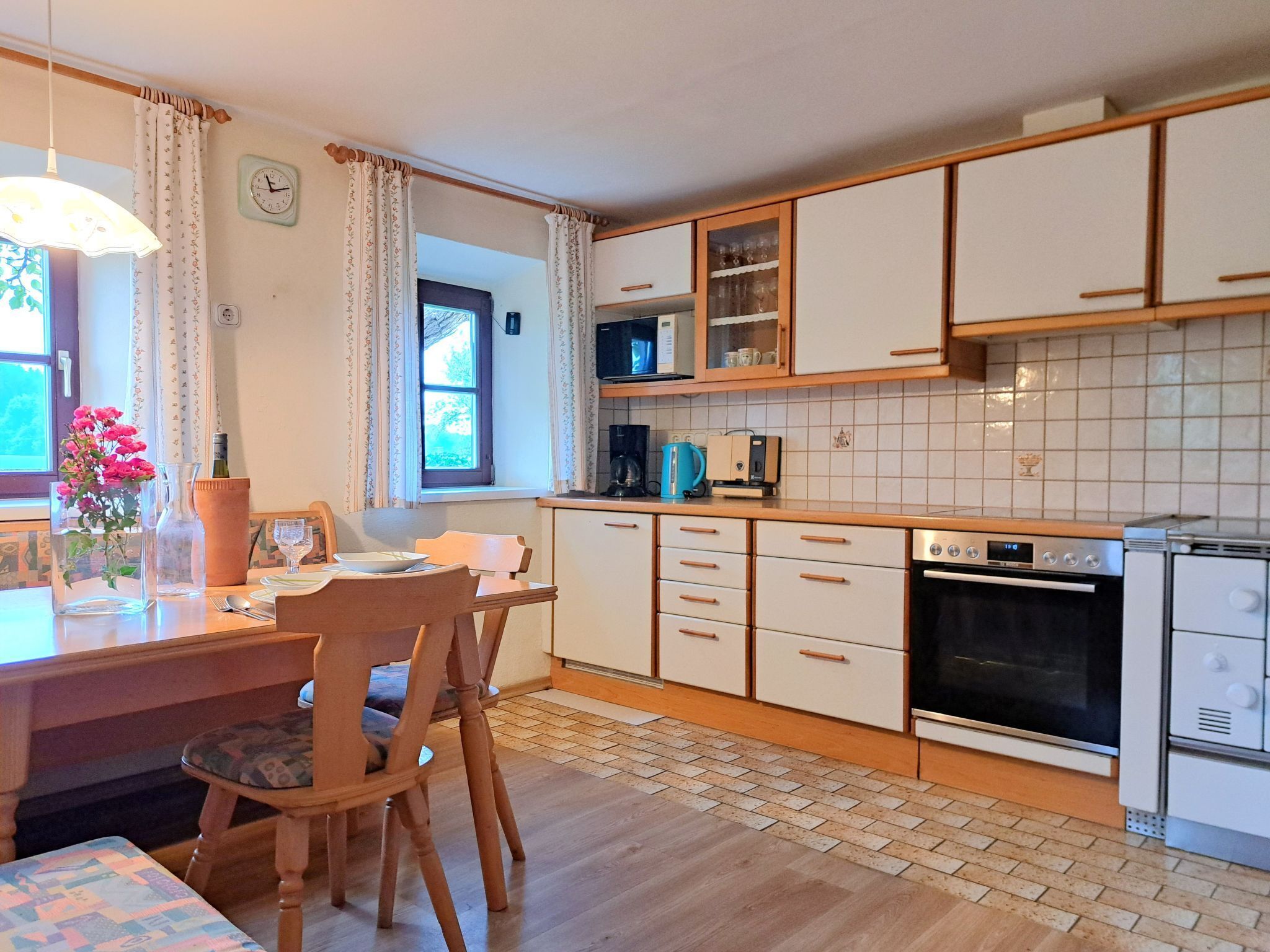 Jääkaappi, uuni, astianpesukone, keittoastiat/astiat/ruokailuvälineet