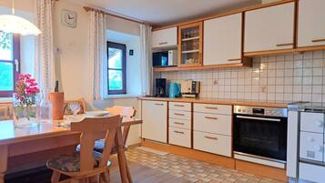 ثلاجة، فرن، غسالة أطباق، مستلزمات طهي/أطباق/أوعية