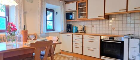 Kjøleskap, ovn, oppvaskmaskin og kjøkkenutstyr