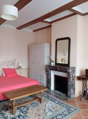 2 chambres, fer et planche à repasser, Wi-Fi, draps fournis