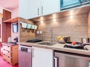 Kühlschrank, Mikrowelle, Geschirrspüler, Kochgeschirr/Geschirr/Besteck