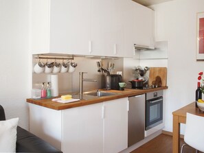 Fridge, oven, dishwasher, cookware/dishes/utensils