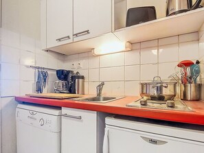 Kühlschrank, Geschirrspüler, Kochgeschirr/Geschirr/Besteck