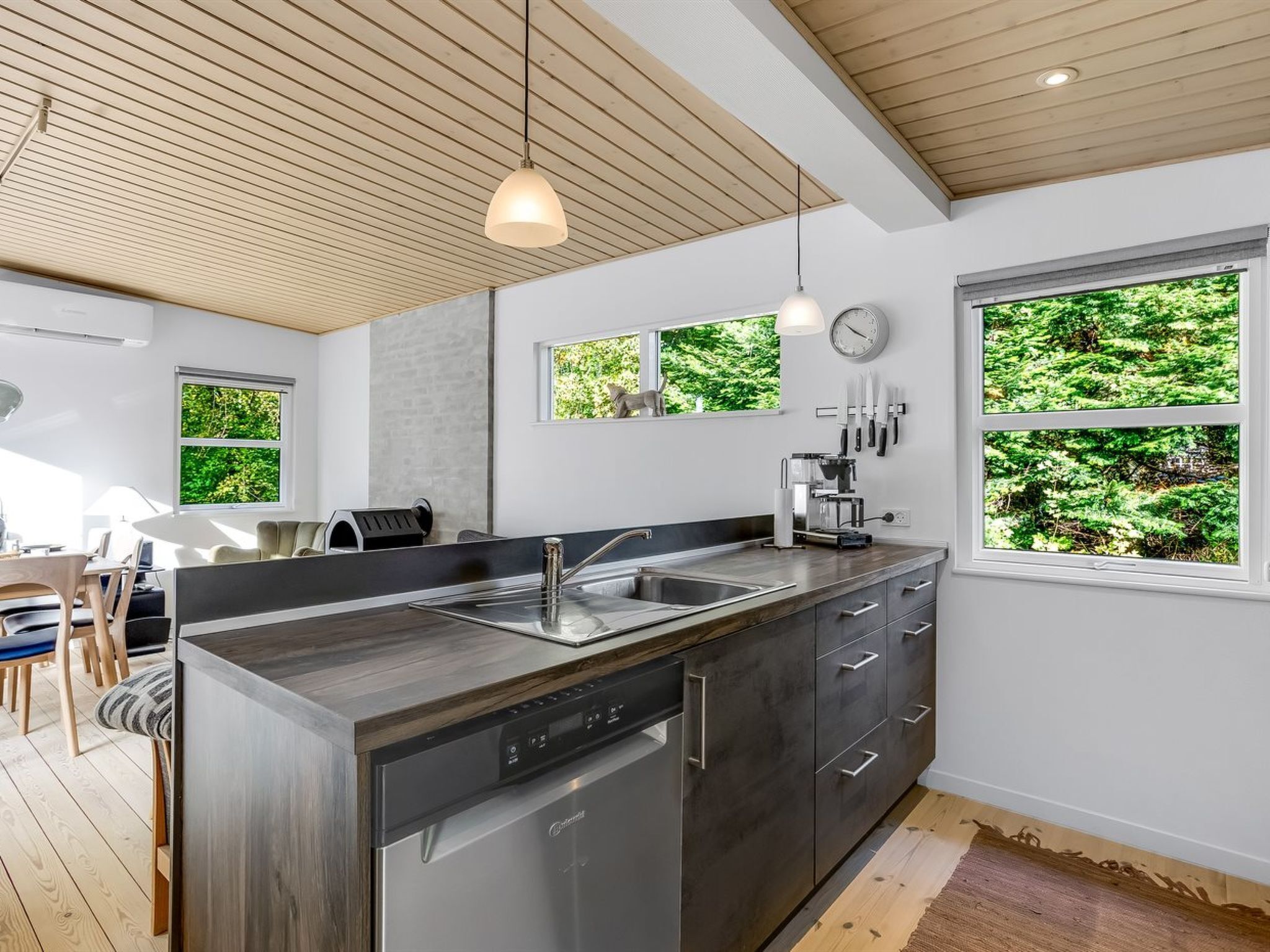 Geladeira, lava-louças, talheres/pratos/utensílios de cozinha