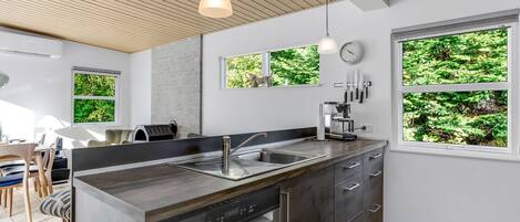 Geladeira, lava-louças, talheres/pratos/utensílios de cozinha