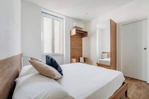 1 habitación, tabla de planchar con plancha y ropa de cama