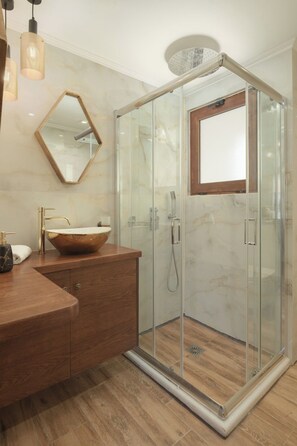 Luxury Villa, 4 Bedrooms, Private Pool, Courtyard View | Bathroom | Free toiletries, hair dryer, bathrobes, slippers