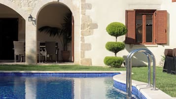 Outdoor pool, sun loungers