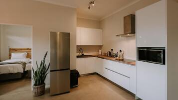 Jääkaappi, mikroaaltouuni, liesi, astianpesukone