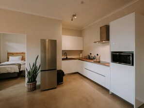 Jääkaappi, mikroaaltouuni, liesi, astianpesukone