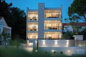 Property entrance - Bumblebee apartments & rooms with pool (Novalja)