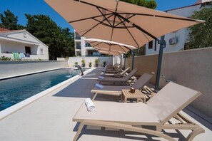 Seasonal outdoor pool - Bumblebee apartments & rooms with pool (Novalja)