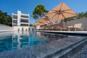 Seasonal outdoor pool - Bumblebee apartments & rooms with pool (Novalja)