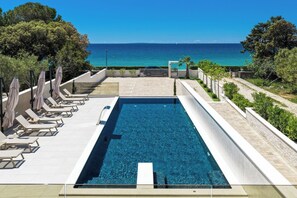 Una piscina al aire libre de temporada