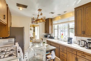 Kjøleskap, mikrobølgeovn, kokeplater og oppvaskmaskin