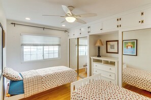 3 bedrooms, desk, iron/ironing board, Internet
