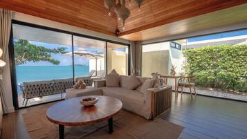 Villa Luxe, vue plage | Coin séjour | Télévision à écran plat de 32 pouces avec chaînes par câble