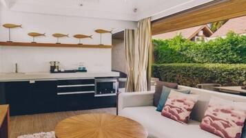 Villa clásica | Área de sala de estar | Televisión de pantalla plana de 32 pulgadas con canales por cable