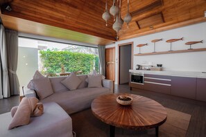 Luksus-villa - strandudsigt | Opholdsområde | 32-tommers fladskærms-tv med kabelkanaler