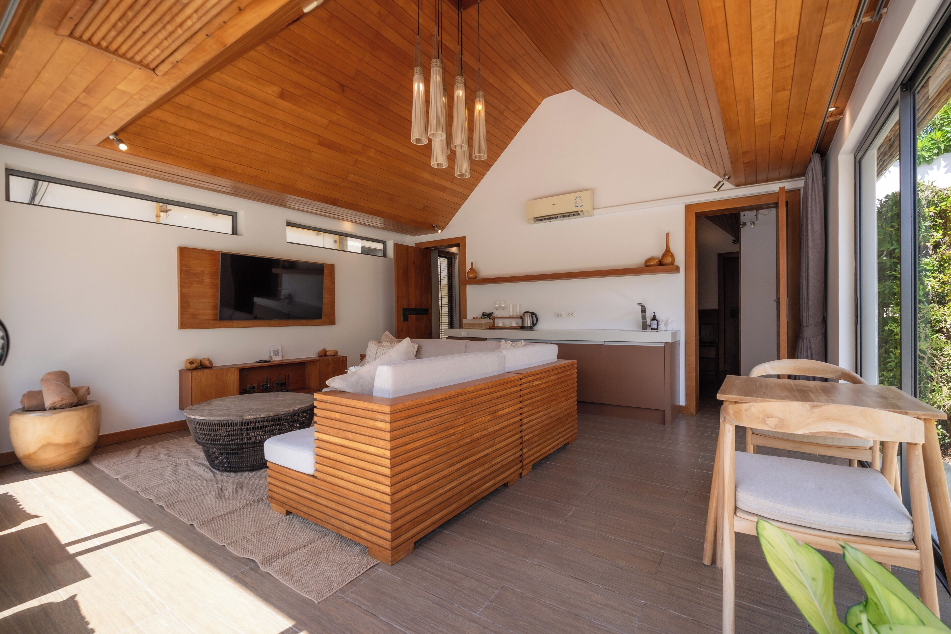 Deluxe Villa | Living area | 32-inch flat-screen TV with cable channels