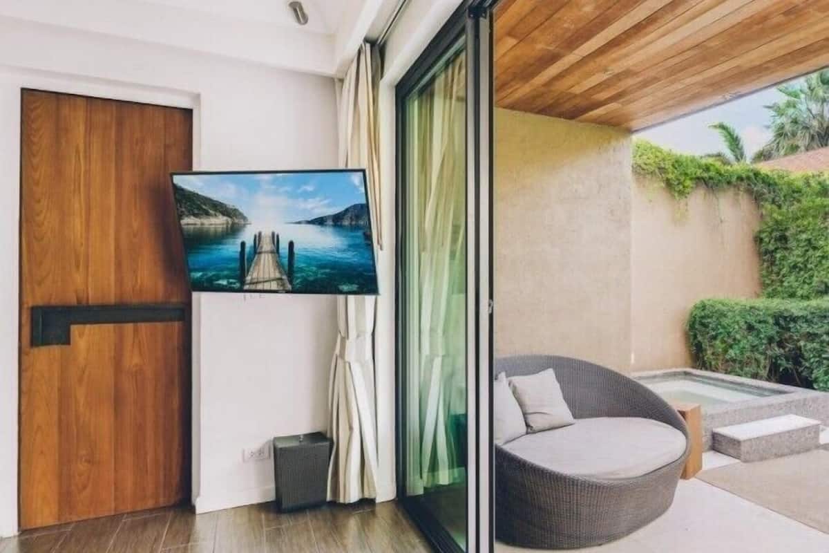 Classic Villa | Premium bedding, in-room safe, desk, iron/ironing board