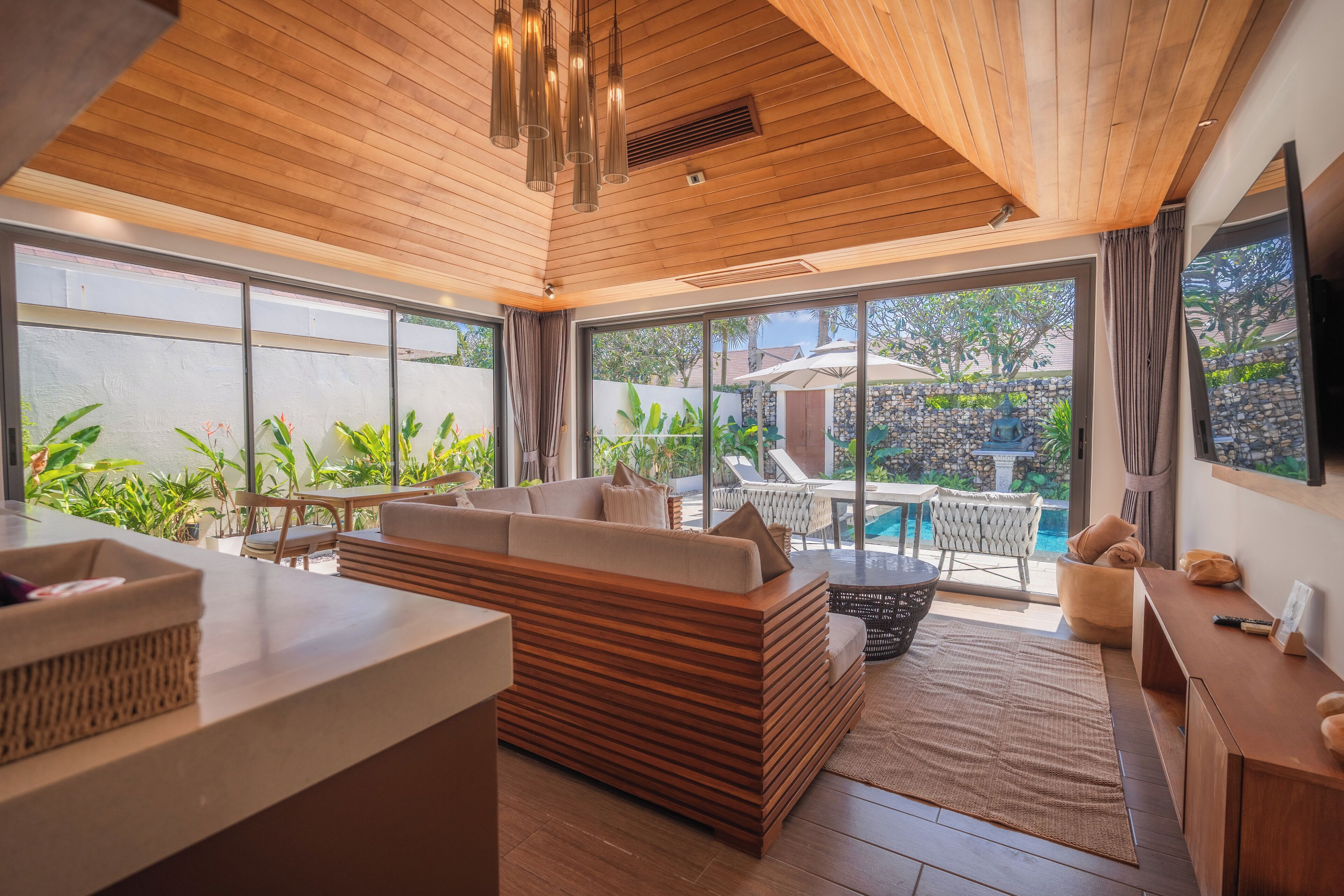 Deluxe Villa | Living area | 32-inch flat-screen TV with cable channels