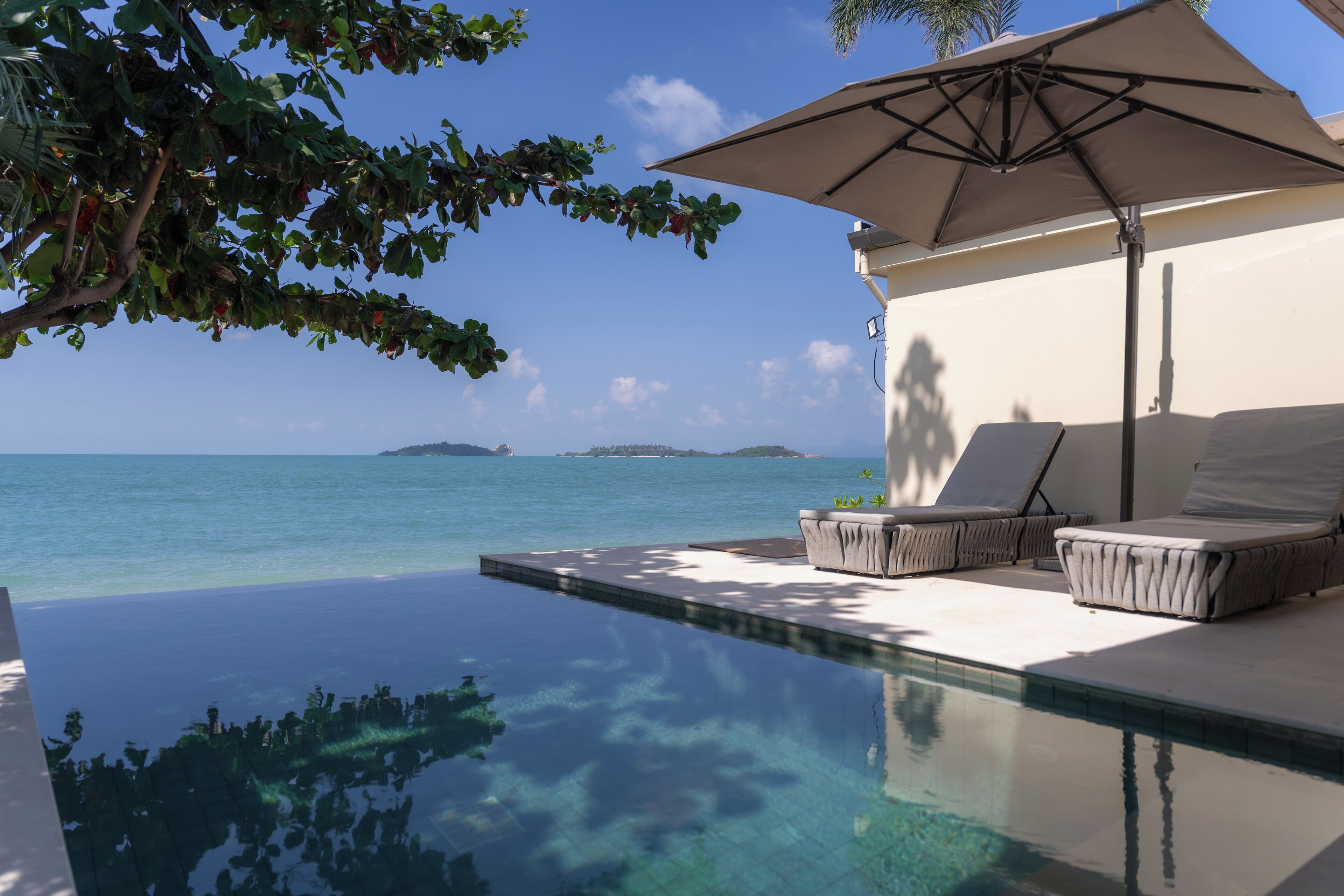 Luxury-Villa, Strandblick | Wohnbereich | 32-Zoll-Flachbildfernseher mit Kabelempfang