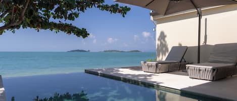 Luxury-Villa, Strandblick | Wohnbereich | 32-Zoll-Flachbildfernseher mit Kabelempfang