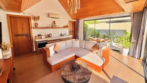 Deluxe-Villa | Wohnbereich | 32-Zoll-Flachbildfernseher mit Kabelempfang