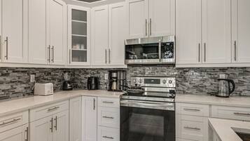 Een koelkast, een microgolfoven, een kookplaat, een vaatwasser