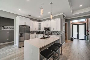 Fridge, microwave, stovetop, dishwasher