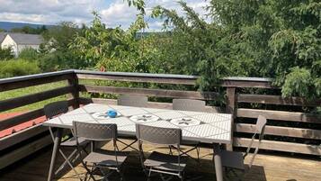 Klassieke cottage, balkon, uitzicht op tuin | Terras