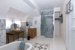 Suite, Balkon, Gartenblick | Badezimmer