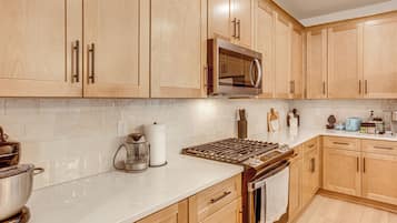 ثلاجة، ميكروويف، موقد طهي مسطح، غسالة أطباق