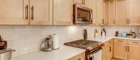 Fridge, microwave, stovetop, dishwasher