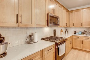 Fridge, microwave, stovetop, dishwasher - Great for Families! Newly Built Home in Aurora (Aurora)