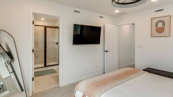 4 bedrooms, desk, iron/ironing board, travel crib