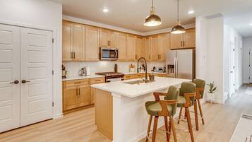 Fridge, microwave, stovetop, dishwasher