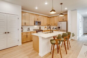 Fridge, microwave, stovetop, dishwasher - Great for Families! Newly Built Home in Aurora (Aurora)