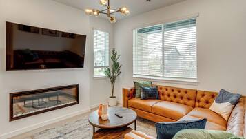 تلفزيون، مدفأة، كُتُب