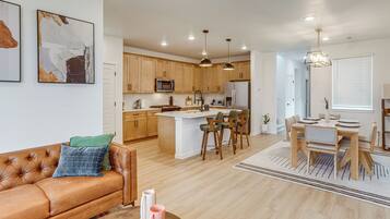 تلفزيون، مدفأة، كُتُب