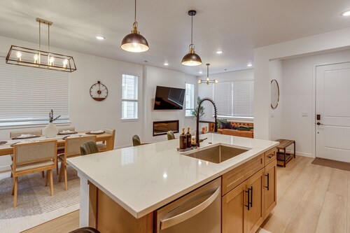 Great for Families! Newly Built Home in Aurora