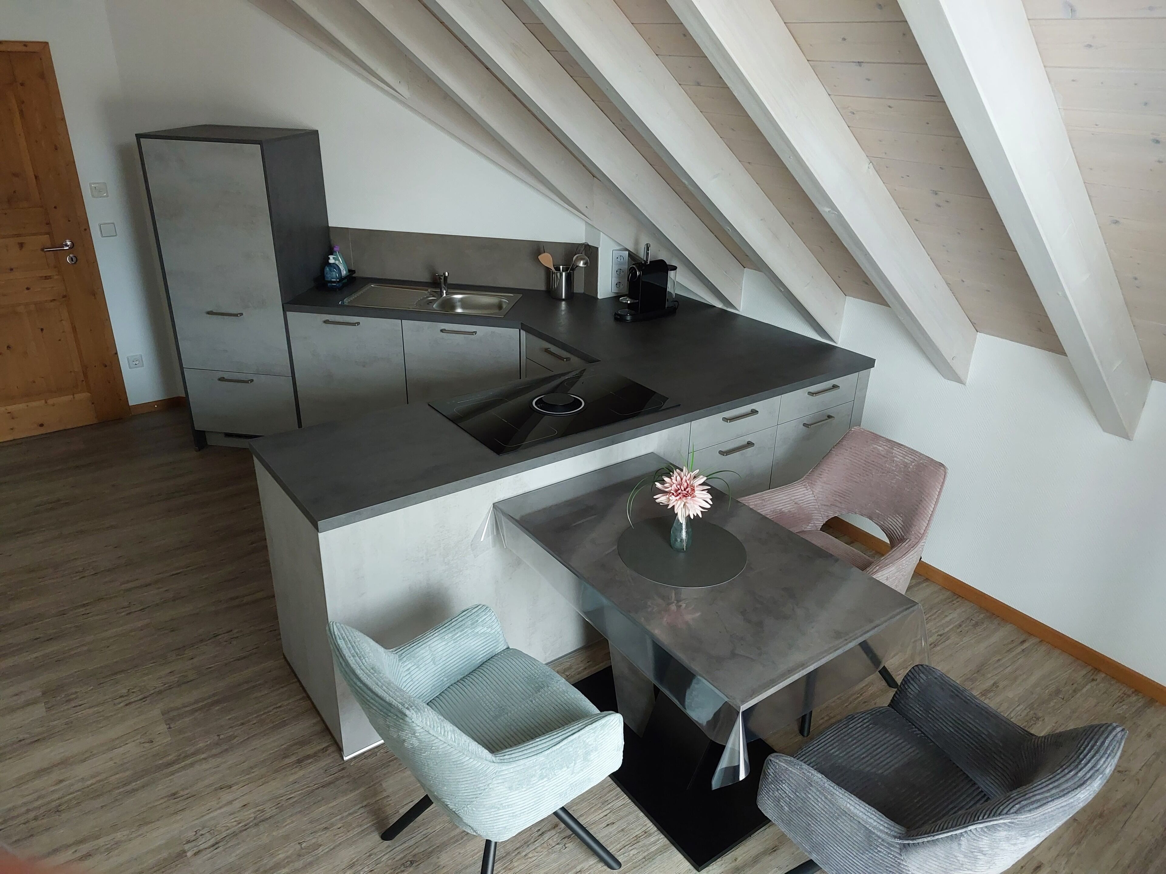 Jääkaappi, uuni, liesi, astianpesukone