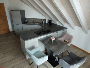 Fridge, oven, stovetop, dishwasher