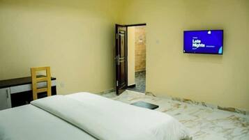 6 bedrooms, iron/ironing board, WiFi, bed sheets